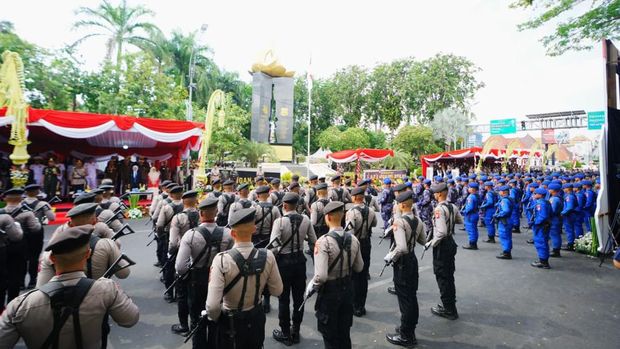 Kapolri Jenderal Listyo Sigit Prabowo memimpin upacara Hari Juang Polri tahun 2026 di Surabaya, Jawa Timur. (dok.Polri)
