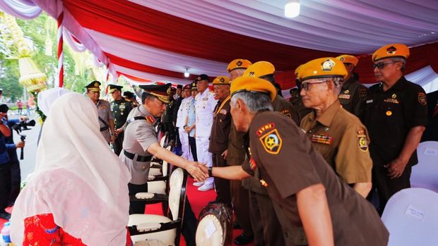 Kapolri Jenderal Listyo Sigit Prabowo memimpin upacara Hari Juang Polri tahun 2026 di Surabaya, Jawa Timur. (dok.Polri)