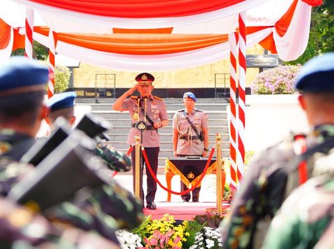 Kapolri Jenderal Listyo Sigit Prabowo memimpin upacara Hari Juang Polri tahun 2026 di Surabaya, Jawa Timur. (dok.Polri)