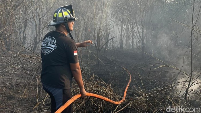 Karhutla di Landasan Ulin Selatan, Kecamatan Liang Anggang, Kota Banjarbaru, Jumat (21/8/2026).