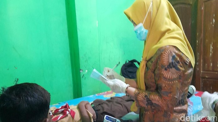 Petugas dari Puskesmas Boyolali I saat memeriksa murid SMPN 6 Boyolali yang diduga keracunan MBG, Jumat (21/8/2026).