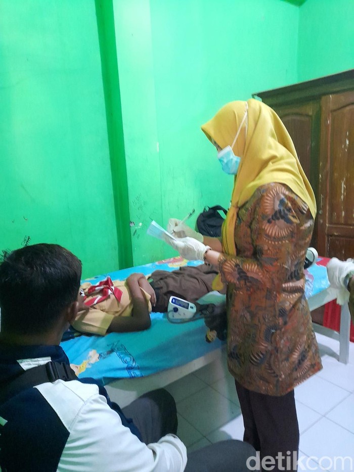 Petugas dari Puskesmas Boyolali I saat memeriksa murid SMPN 6 Boyolali yang diduga keracunan MBG, Jumat (21/8/2026).