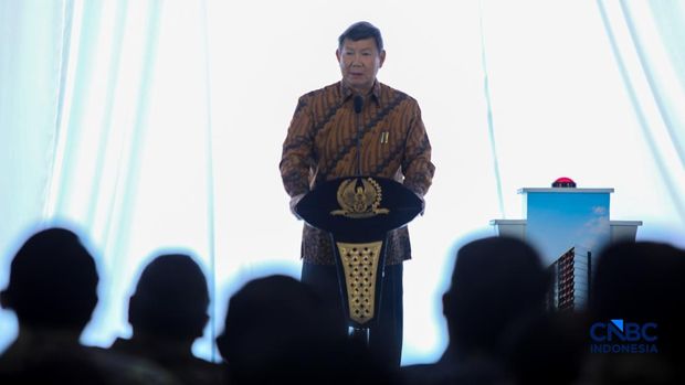 Ketua Satgas Perumahan (Hunian), Hashim Djojohadikusumo menyampaikan sambutan saat groundbreaking kediaman terjangkau di area dekat Stasiun Manggarai, Jakarta, Jumat (21/8/2026). (CNBC Indonesia/Faisal Rahman)