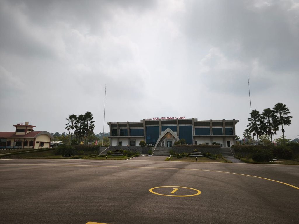Kondisi Bandara Haji Muhammad Sidik, Muara Teweh, Kabupaten Barito Utara, Provinsi Kalimantan Tengah. Direktorat Jenderal Perhubungan Udara Kementerian Perhubungan (Kemenhub) terus memantau pergerakan asap kebakaran hutan dan lahan (karhutla) yang terjadi di Kalimantan dan dampaknya terhadap operasional penerbangan di sejumlah bandar udara. (Dok. Ditjen Hub Udara Kemenhub)
