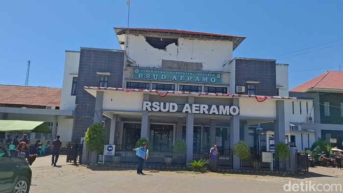 Kondisi RSUD Aeramo, Negekeo, NTT, Jumat (21/8/2026), usai terdampak gempa bumi. (Yufengki Bria/detikBali).