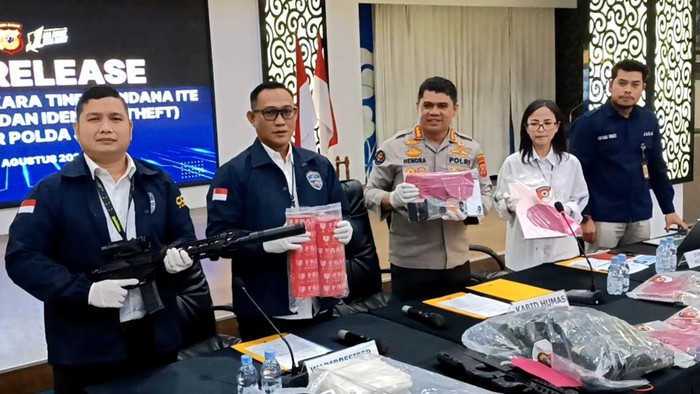 Konferensi pers kasus penipuan online di Mapolda Jawa Barat.
