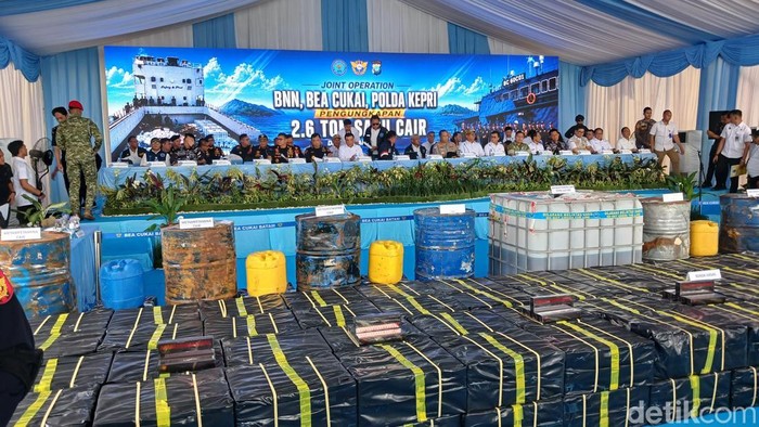 Konferensi pers pengungkapan 2,6 ton metamfetamin cair dan jutaan batang rokok ilegal di perairan Karimun (Alamudin Hamapu/detikSumut)