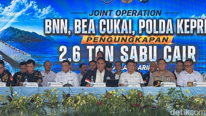Konferensi pers pengungkapan 2,6 ton sabu narkotika cair di Batam