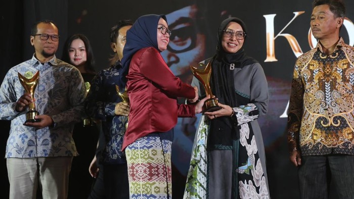 Presiden Direktur KAN Jabung Syariah Jatim, Eva Marliyanti menerima penghargaan kategori Bakti Koperasi Makarti Guna Swasembada pada ajang Koperasi Awards 2026 yang diserahkan Wakil Menteri Koperasi Farida Farichah kepada Eva Marliyanti