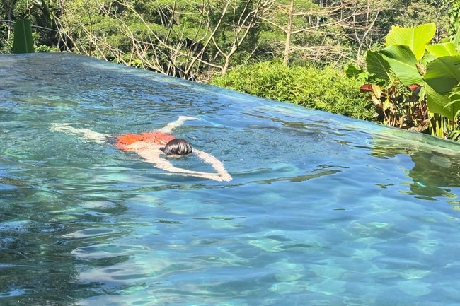 Mantan kekasih IU itu juga menikmati waktu dengan berenang di infinity pool, yang menyuguhkan suasana tropis Bali. Foto: dok. Instagram @jongsuk0206