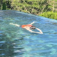 Mantan kekasih IU itu juga menikmati waktu dengan berenang di infinity pool, yang menyuguhkan suasana tropis Bali. Foto: dok. Instagram @jongsuk0206