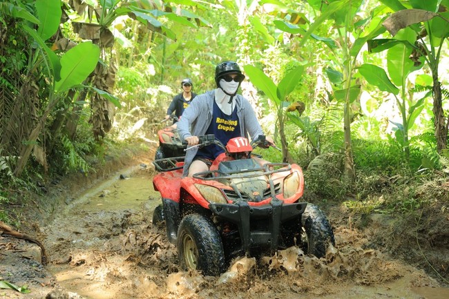Aktor Korea Lee Jong Suk lagi-lagi menghebohkan penggemar setelah memamerkan foto liburannya di Bali. Foto: dok. Instagram @jongsuk0206