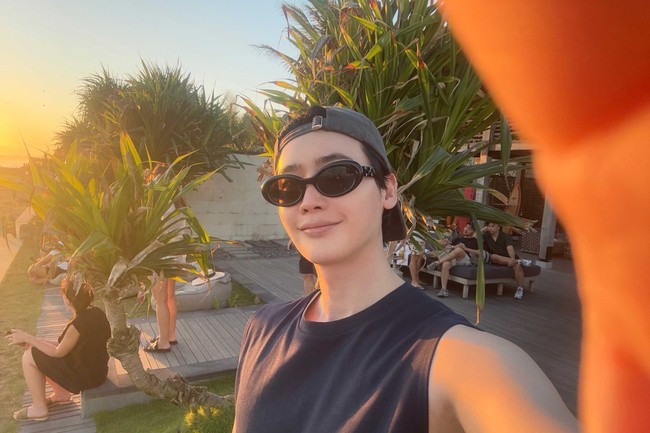 Sebagai bagian dari pengalamannya, Lee Jong Suk menonton pertunjukan tari kecak. Ia membagikan foto-foto liburannya di Bali sejak Juni 2026 sampai-sampai dikira berlibur bersama IU. Tak lama setelah itu, mereka dikonfirmasi putus. Foto: dok. Instagram @jongsuk0206