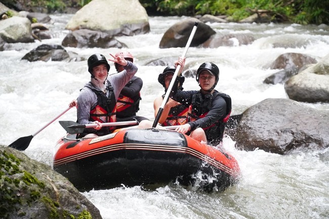 Boys trip! Bintang drama Korea Mouse itu terungkap pergi bersama teman-teman pria terdekatnya. Mereka juga menjajal wahana arung jeram di Pulau Dewata. Foto: dok. Instagram @jongsuk0206