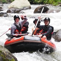Boys trip! Bintang drama Korea Mouse itu terungkap pergi bersama teman-teman pria terdekatnya. Mereka juga menjajal wahana arung jeram di Pulau Dewata. Foto: dok. Instagram @jongsuk0206