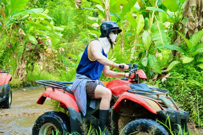 Sang aktor berbagi momen keseruan saat mencoba olahraga ekstrem. Menerjang lumpur sambil menaiki ATV dalam balutan muscle tank, yang mengekspos tubuh atletisnya. Ia melewati medan terjal dan pemandangan curug. Foto: dok. Instagram @jongsuk0206