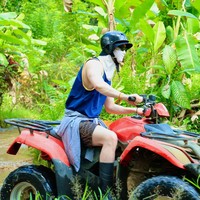 Sang aktor berbagi momen keseruan saat mencoba olahraga ekstrem. Menerjang lumpur sambil menaiki ATV dalam balutan muscle tank, yang mengekspos tubuh atletisnya. Ia melewati medan terjal dan pemandangan curug. Foto: dok. Instagram @jongsuk0206