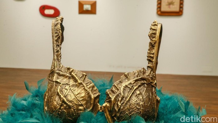 Pengunjung menikmati karya di D Gallerie, Jakarta, Jumat (21/8/2026).