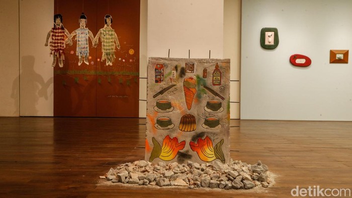 Pengunjung menikmati karya di D Gallerie, Jakarta, Jumat (21/8/2026).
