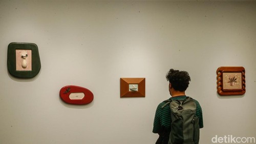 Pengunjung menikmati karya di D Gallerie, Jakarta, Jumat (21/8/2026).