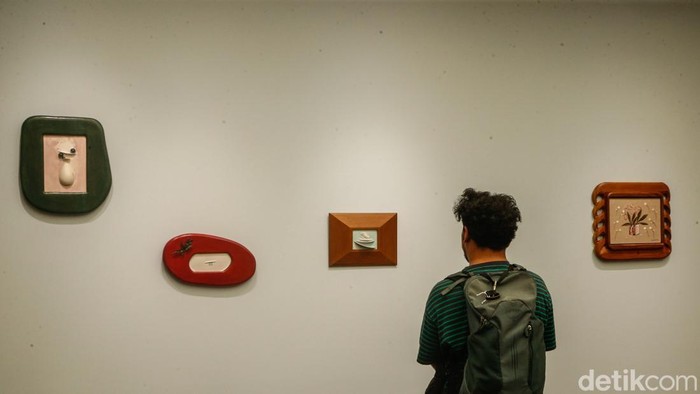 Pengunjung menikmati karya di D Gallerie, Jakarta, Jumat (21/8/2026).