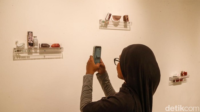 Pengunjung menikmati karya di D Gallerie, Jakarta, Jumat (21/8/2026).