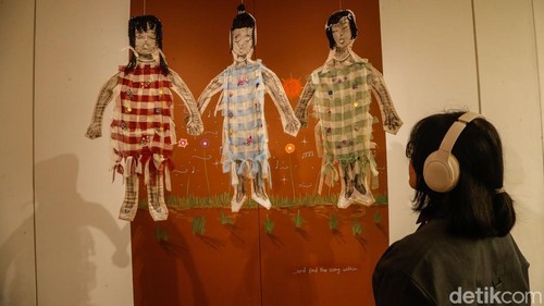 Pengunjung menikmati karya di D Gallerie, Jakarta, Jumat (21/8/2026).