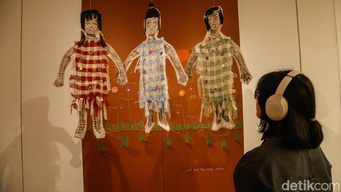 Pengunjung menikmati karya di D Gallerie, Jakarta, Jumat (21/8/2026).