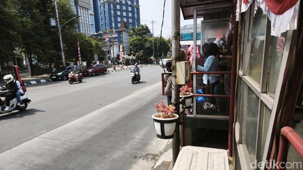 Lokasi penumpang terjatuh saat hendak naik BRT Trans Semarang di halte Balai Kota, Jalan Pemuda, Kecamatan Semarang Tengah, Kota Semarang, Jumat (21/8/2026). Lokasi penumpang terjatuh saat hendak naik BRT Trans Semarang di halte Balai Kota, Jalan Pemuda, Kecamatan Semarang Tengah, Kota Semarang, Jumat (21/8/2026).