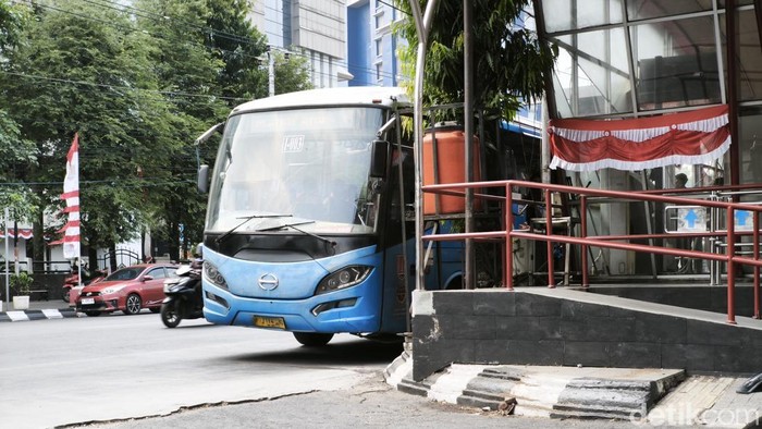 Lokasi penumpang terjatuh saat hendak naik BRT Trans Semarang di halte Balai Kota, Jalan Pemuda, Kecamatan Semarang Tengah, Kota Semarang, Jumat (21/8/2026).