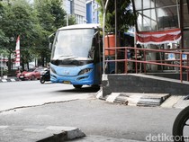 Aksi Nekat Wanita Loncat dari Halte gegara Ketinggalan Bus Trans Semarang