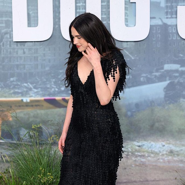 Foto: Margaret Qualley Nyeker di Red Carpet, Pakai Sepatu Chanel yang Viral