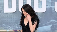 Foto: Margaret Qualley 'Nyeker' di Red Carpet, Pakai Sepatu Chanel yang Viral