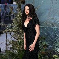 Sepatu unik tersebut pertama kali diperkenalkan pada 28 April 2026 sebagai bagian dari koleksi Chanel Cruise 2027. Desainnya menjadi salah satu fashion statement yang paling mencuri perhatian dari koleksi cruise perdana desainer Matthieu Blazy untuk Chanel. Foto: WireImage/Neil Mockford