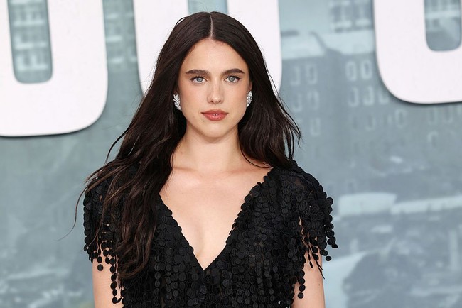 Margaret Qualley menjadi selebriti pertama yang berani memakai alas kaki provokatif tersebut. Penampilannya di depan publik ini juga yang pertama setelah dikabarkan pisah dari suaminya, Jack Antonoff. Pada hari pernikahannya tiga tahun lalu, Margaret memakai gaun pengantin Chanel. Foto: Neil Mockford/WireImage
