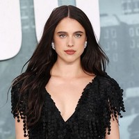 Margaret Qualley menjadi selebriti pertama yang berani memakai alas kaki provokatif tersebut. Penampilannya di depan publik ini juga yang pertama setelah dikabarkan pisah dari suaminya, Jack Antonoff. Pada hari pernikahannya tiga tahun lalu, Margaret memakai gaun pengantin Chanel. Foto: Neil Mockford/WireImage