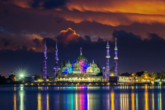 Masjid Kristal di Malaysia Masjid Kristal terletak di kawasan Taman Tamadun Islam di Pulau Wan Man, Kuala Terengganu, Terengganu, Malaysia