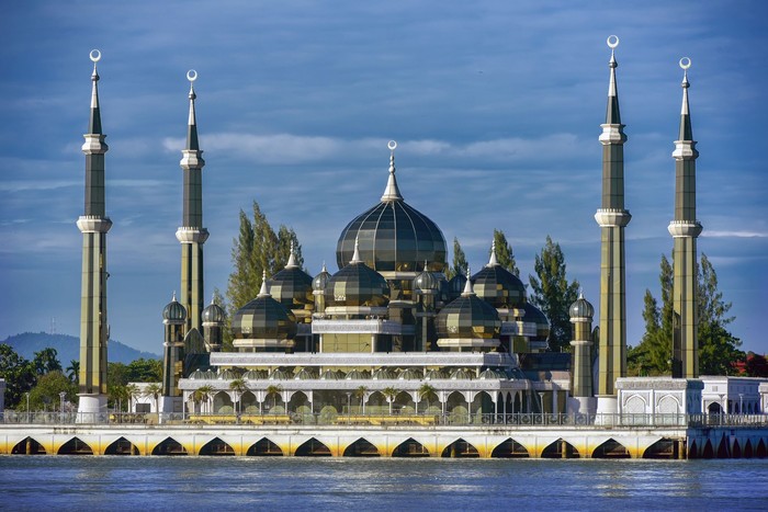 Masjid Kristal terletak di kawasan Taman Tamadun Islam di Pulau Wan Man, Kuala Terengganu, Terengganu, Malaysia