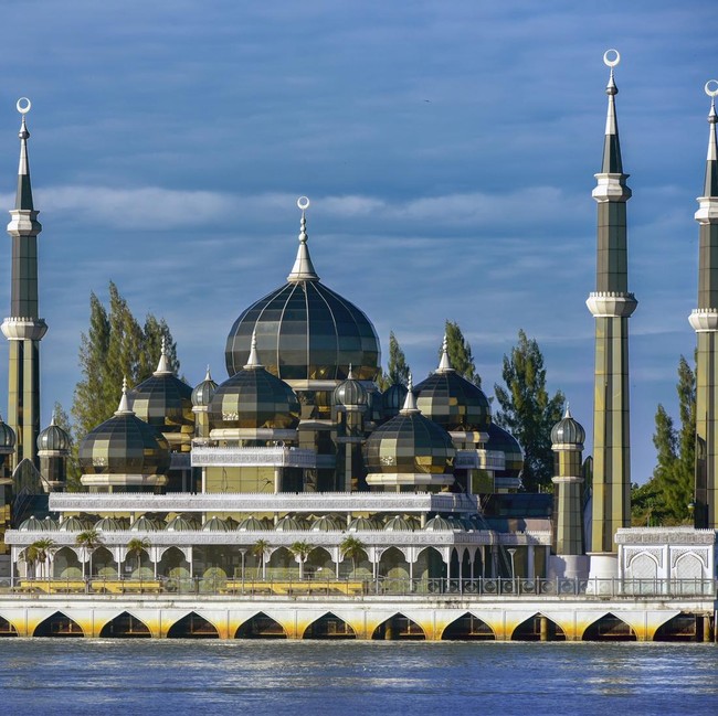 Melihat Masjid di Malaysia yang Bangunannya Dibuat dari Kristal dan Baja