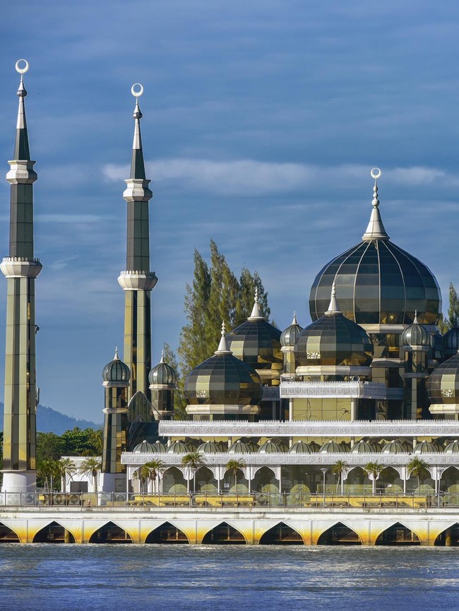 Melihat Masjid di Malaysia yang Bangunannya Dibuat dari Kristal dan Baja