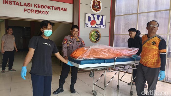 Mayat pria dengan luka lebam yang ditemukan mengambang di sungai kawasan Tarik Sidoarjo