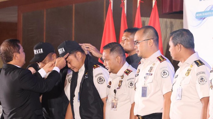 Menteri Imigrasi dan Pemasyarakatan (Imipas) RI Agus Andrianto saat meresmikan pengukuhan 53 Petugas Imigrasi Pembina Desa (PIMPASA) di 11 Unit Pelaksana Teknis (UPT). (Foto. dok Imigrasi Sumut)