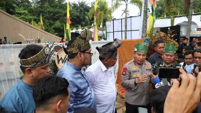 Menteri Lingkungan Hidup hingga Kapolda Riau hadiri Pekan Rakyat Lingkungan Hidup di Kota Pekanbaru, Jumat (21/8/2027).