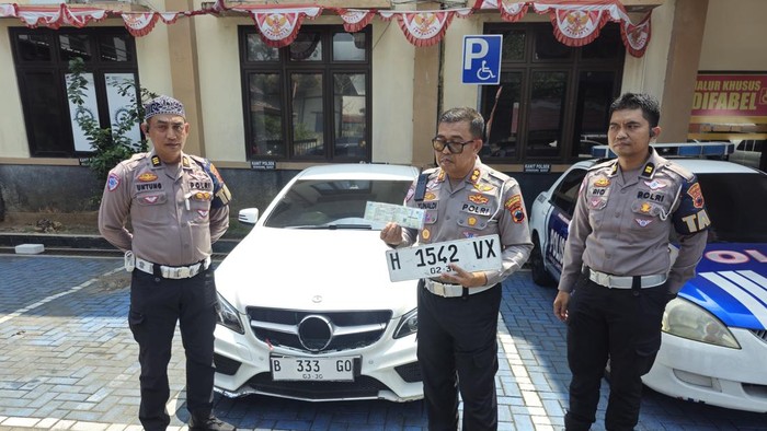 Mobil lawan arah di Jalan Veteran dengan pelat bermakna kasar diamankan oleh pihak kepolisian.