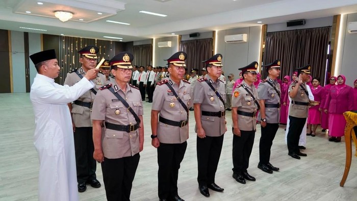 Sertijab enam kapolsek tersebut digelar di Aula 97 Lantai 3 Gedung B Polrestabes Semarang, Kecamatan Semarang Selatan, Kota Semarang, Jumat (21/8/2026).