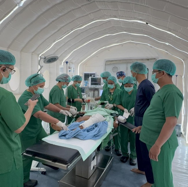 Foto: Momen Dokter Operasi Pasang Pen Anak 11 Tahun Korban Gempa NTT di RS Lapangan