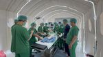 Foto: Momen Dokter Operasi Pasang Pen Anak 11 Tahun Korban Gempa NTT di RS Lapangan