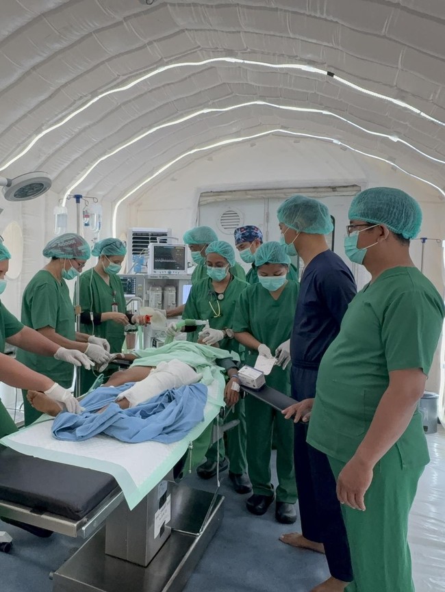 Foto: Momen Dokter Operasi Pasang Pen Anak 11 Tahun Korban Gempa NTT di RS Lapangan