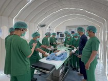 Foto: Momen Dokter Operasi Pasang Pen Anak 11 Tahun Korban Gempa NTT di RS Lapangan