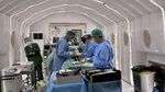 Foto: Momen Dokter Operasi Pasang Pen Anak 11 Tahun Korban Gempa NTT di RS Lapangan
